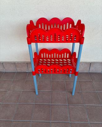 Piccolo scaffale in plastica con due cestini