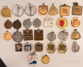 Lotto 30 medaglie sportive anni 80 CONI