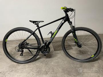 Bicicletta Cube ARG mountain bike.