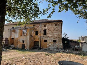 Rustico / Casale di 269 m² con più di 5 locali a F