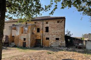 Rustico / Casale di 269 m² con più di 5 locali a F