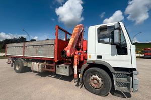Camion IVECO con GRU