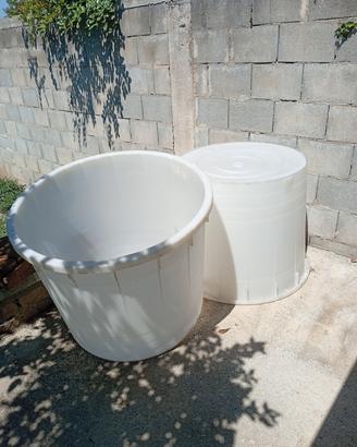 tini da 500 LT in plastica bianca per vino