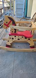 cavallo in legno per bambino/a