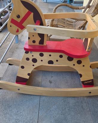 cavallo in legno per bambino/a