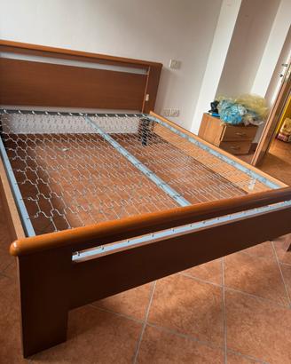 Letto matrimoniale con rete e 2 comodini