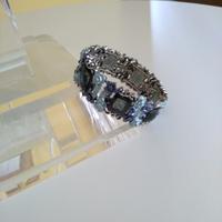 Elegante bracciale semirigido con pietre