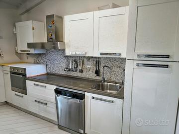 Cucina moderna bianca completa 