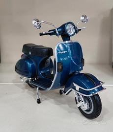 Vespa Piaggio P200E Blu, New Ray 1-12 