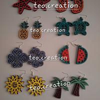 set di orecchini in legno