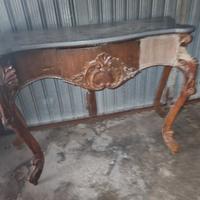 Piccola consolle con specchio e sedia