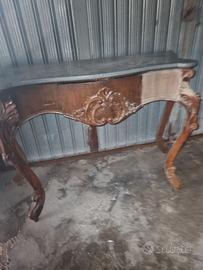 Piccola consolle con specchio e sedia