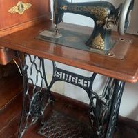 Antica macchina da cucire Singer mobiletto