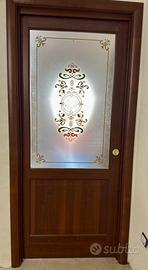 Porta scorrevole in legno con vetro disegnato