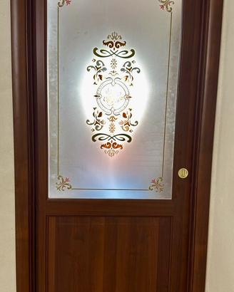 Porta scorrevole in legno con vetro disegnato