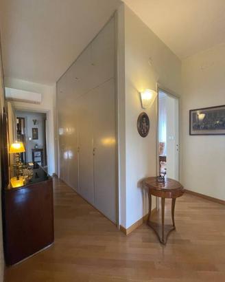 Appartamento di 305 m² con più di 5 locali e box a