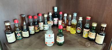 collezione mignon 19 bottiglie liquori più 4 regal