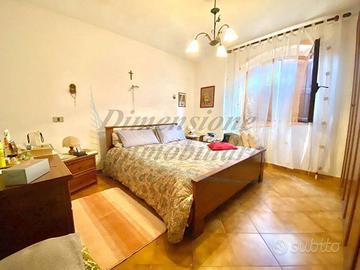 Villa di 240 m² con più di 5 locali e posto auto a