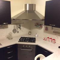 Cucina angolare marrone scuro con penisola