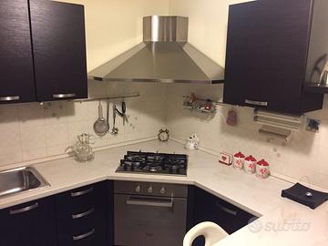 Cucina angolare marrone scuro con penisola