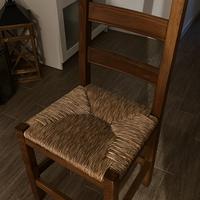 tavoli con sedie e panche in legno