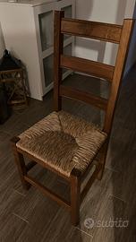 tavoli con sedie e panche in legno