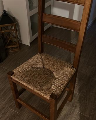 tavoli con sedie e panche in legno