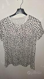 t-shirt bianca e nera