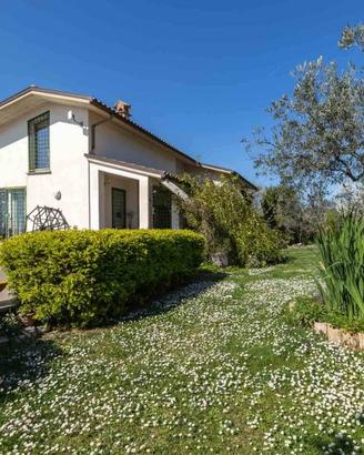 Villa di 300 m² con 5 locali a Mompeo