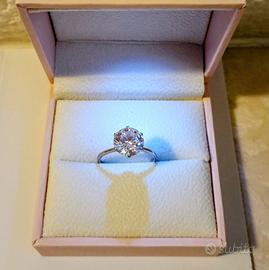 Anello 18 ct Oro - 3.02ct. Diamante Sintetico, 54U