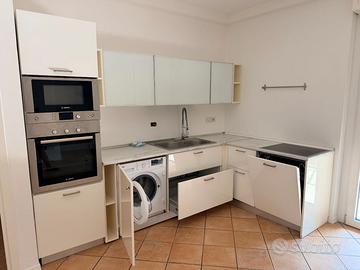 Cucina Componibile con elettrodomestici.