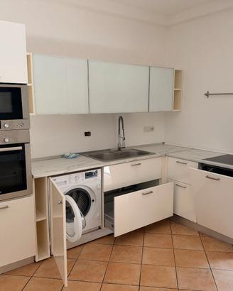 Cucina Componibile con elettrodomestici.