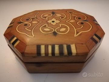 Scatola prezioso legno intarsiato