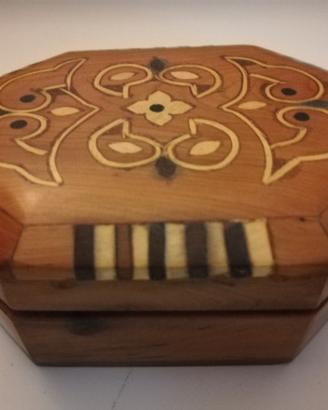 Scatola prezioso legno intarsiato