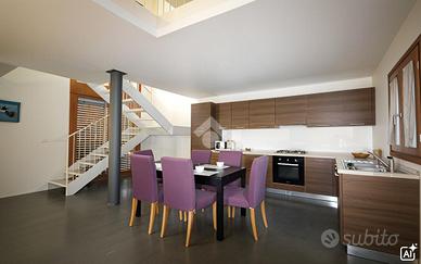 VILLA A SCHIERA A ALBA