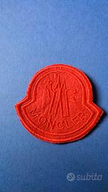 Moncler stemma rosso è ricamato rosso 