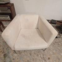 Poltrona Ikea colore panna con piedini in acciaio