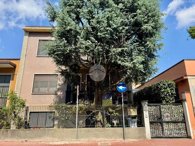 2 LOCALI A BUCCINASCO