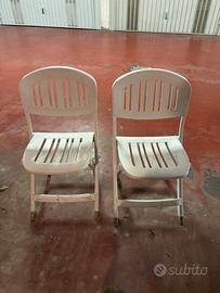 Due sedie da giardino in plastica robusta