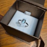 anello in oro con acqua marina