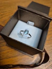anello in oro con acqua marina