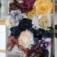 Assortimento di fiori a spilla