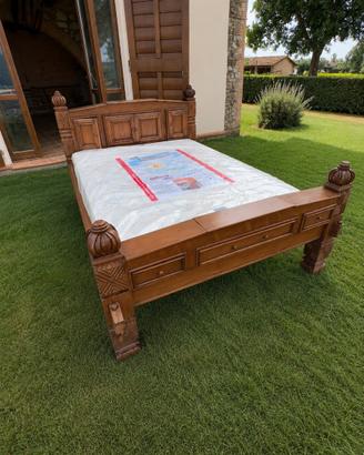Letto matrimoniale in legno massello lavorato