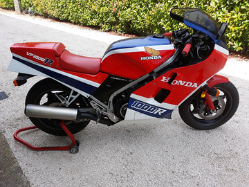 Moto Honda VF 1000 R