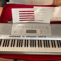Tastiera musicale CASIO CTK-4000 da tavolo.