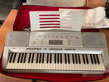 Tastiera musicale CASIO CTK-4000 da tavolo.