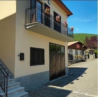 Porzione cielo-terra con tre camere e garage