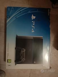 PS4   + due joystick +  giochi 