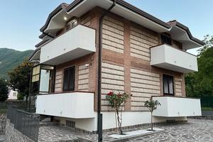 Villa singola centro paese con giardino