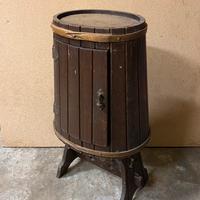 Mobiletto in legno stile rustico a forma di botte